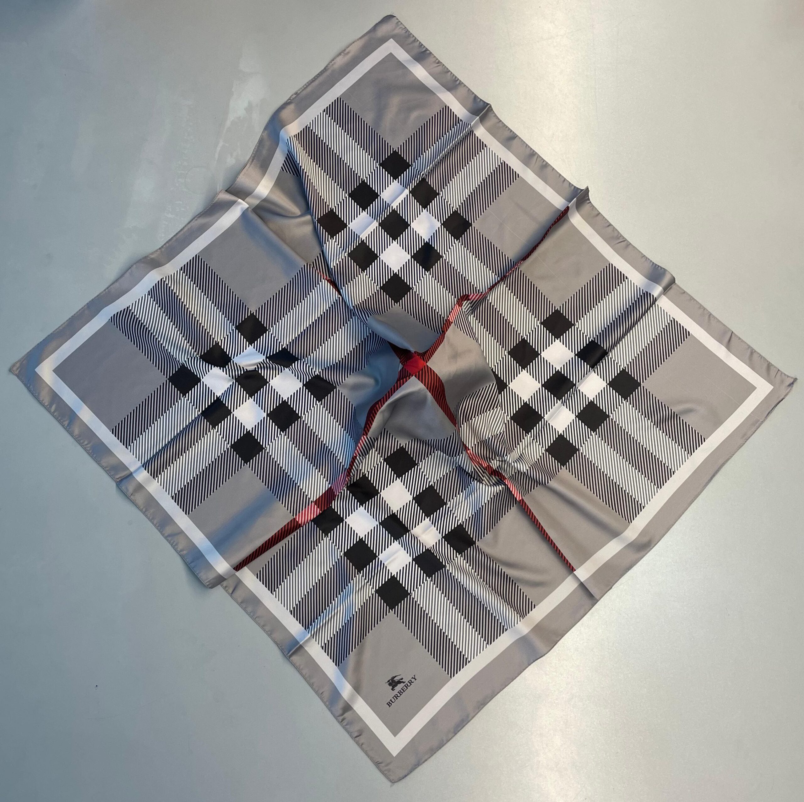 Burberry Kare Desen Vual İpek Eşarp-8682626-Gümüş