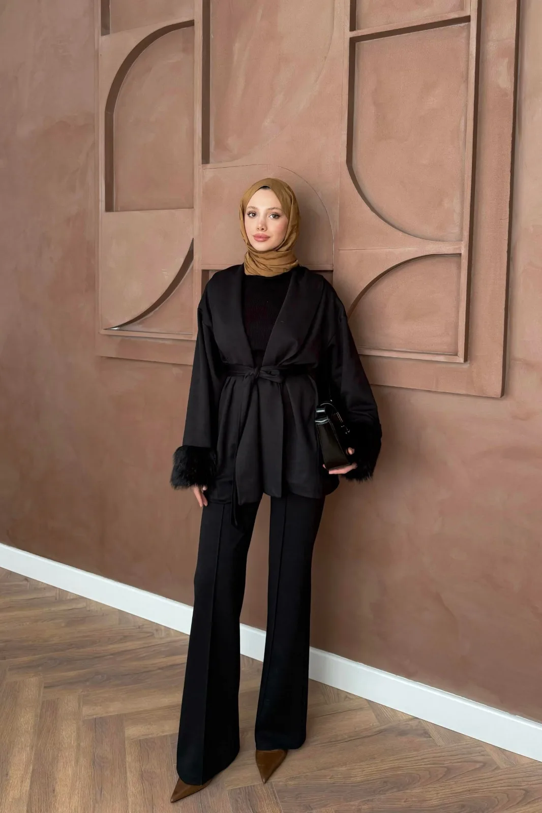 Kürk Kol Detaylı Pantolonlu Takım - Siyah